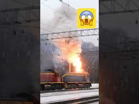 Тепловоз ТЭМ2 чуть не взорвался, огонь из трубы | #РЖД #поезд #shorts