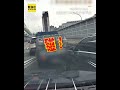 禮讓1台還不夠！四輪「硬貼貨車」強行匯入 下秒神展開網直呼療癒 #shorts