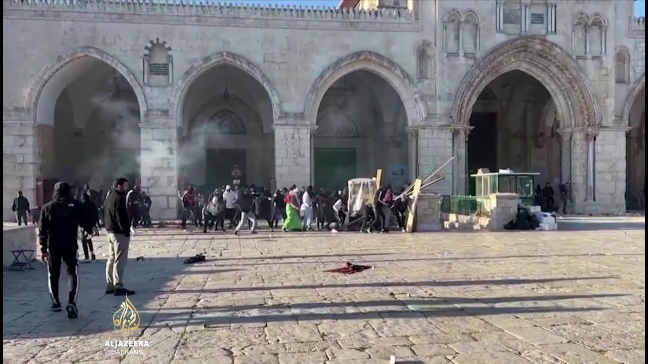 اشتباكات في باحة المسجد الأقصى: إصابة أكثر من 150 فلسطينياً