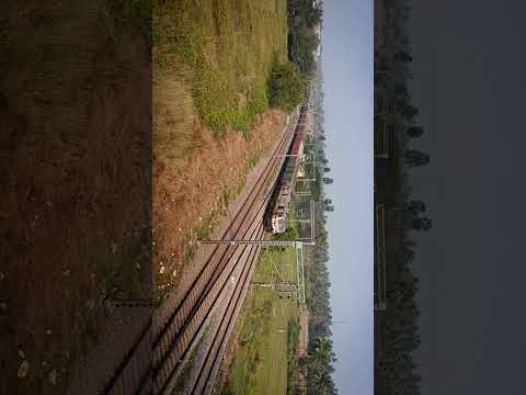 Purushottam Express negotiates a beautiful curve at Malatipatpur #rails #ecor #tracksounds #tkdwap7