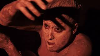 Performance - Dancing As The World Falls Down Dançando Enquanto O Mundo Cai 062023