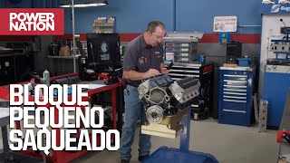 Partes recicladas para un pequeño Ford en el taller