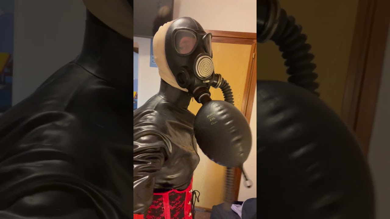 Latex, corset and gamask: the perfect tris 