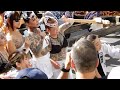 日本の祭りにビキニ美女登場