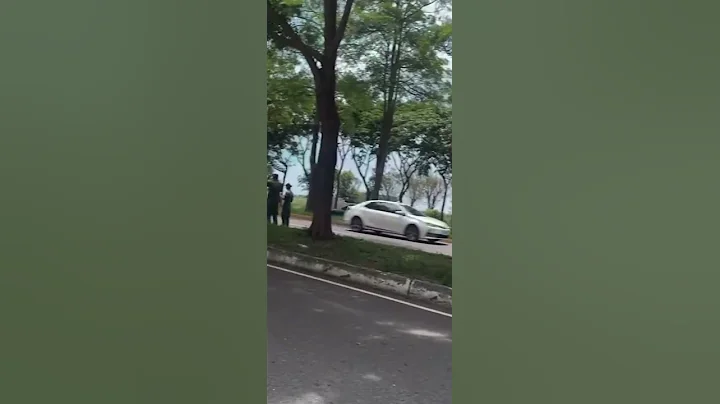 賠慘了！軍用車變換車道擦撞保時捷電動車 維修費用恐破百萬元 - 天天要聞