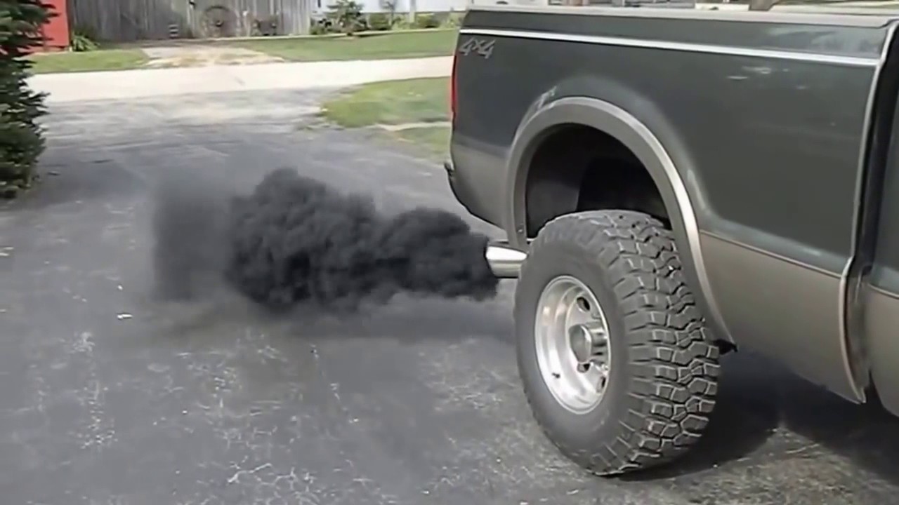 Черный дым на холостых. Volkswagen Diesel выхлоп чёрный дым. Сизый дым из выхлопной трубы. Выхлоп из трубы. Чёрный дым из выхлопной трубы бензин.