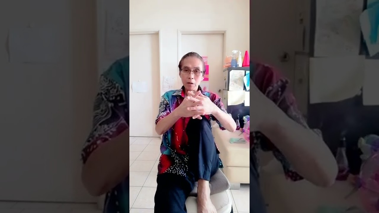 大腿拉筋法。Therapy on Pulling of Thigh tendons.