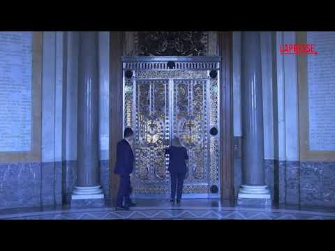Video Louvre, riapre la Galleria d'Apollo dopo il furto da 88 milioni ma i gioielli non ci sono più