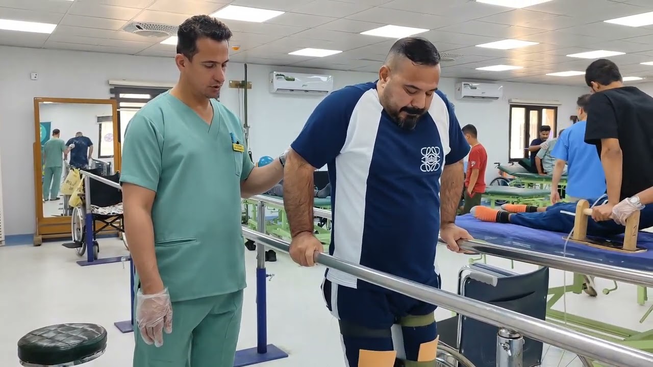تمارين العلاج الطبيعي لمريض مصاب بشلل الأطراف السفلى الكامل بإشراف المعالج الطبيعي عبد المحسن يلاب