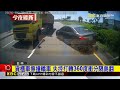 貨櫃車擦撞轎車 失控打轉360度衝分隔島翻@newsebc
