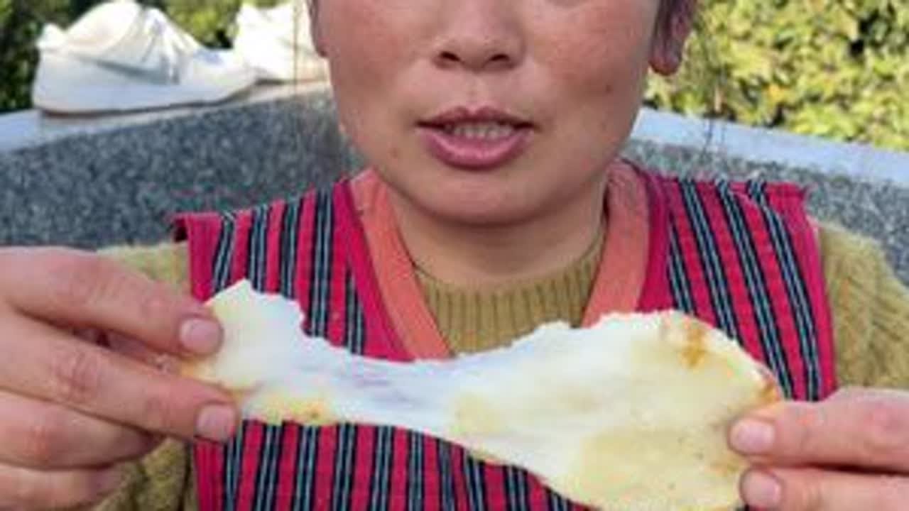 糯米糍粑，吃起来软糯香甜，细腻弹牙，喜欢吃糍粑的姐妹们来看看。