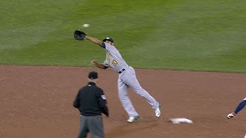 OAK@MIN: Santana reaches on error in the 8th