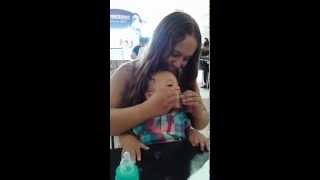 Criança Chupando Limão