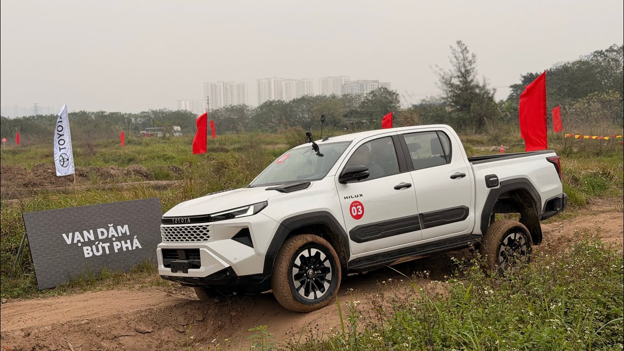 Off-Road nhanh với Toyota Hilux 2026 giá 903 triệu đồng tại Việt Nam