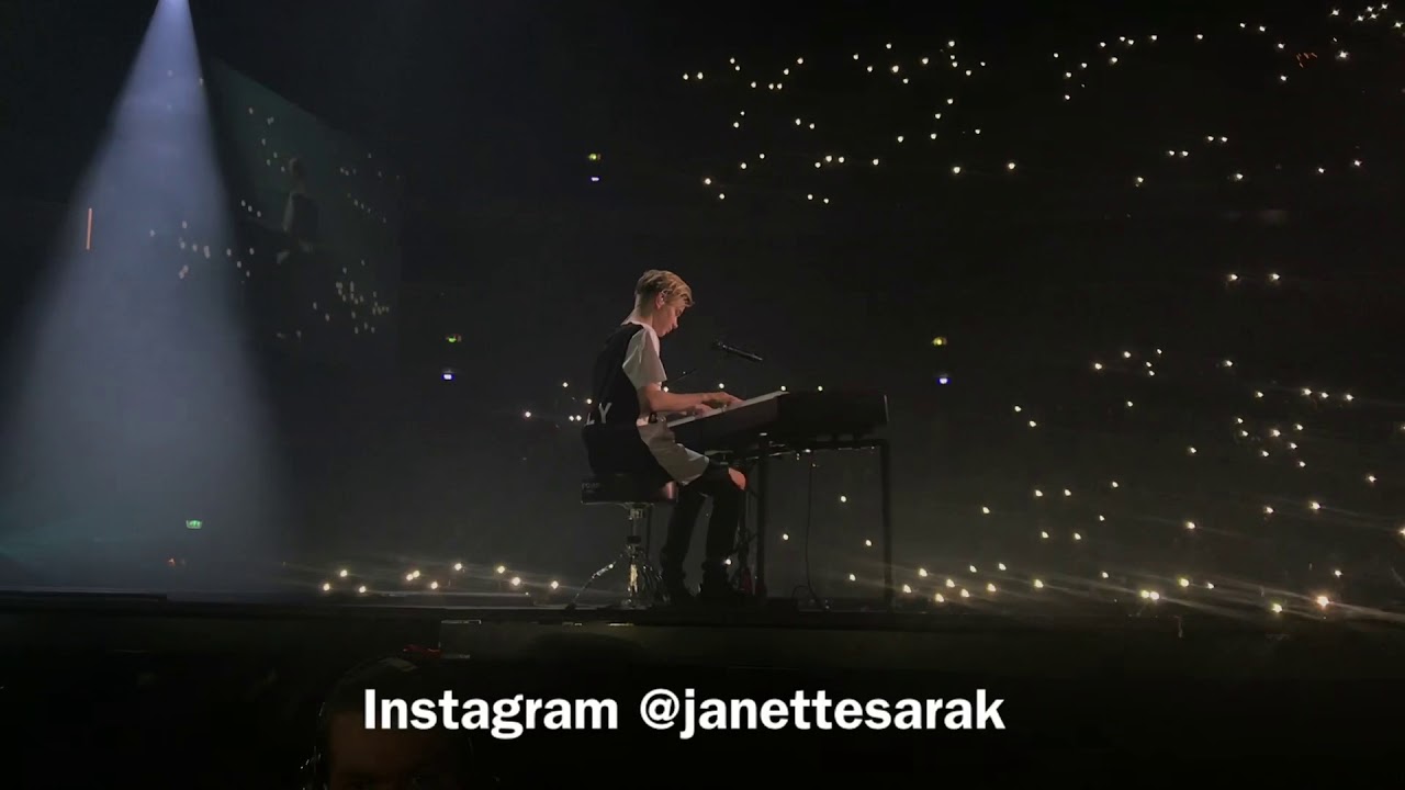 Marcus and Martinus Hartwall Arena 18.11 | Plystre på deg (Martinus plays the piano)
