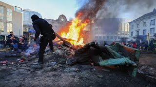 Hundreds of farmers block roads and start fires outside European Parliament