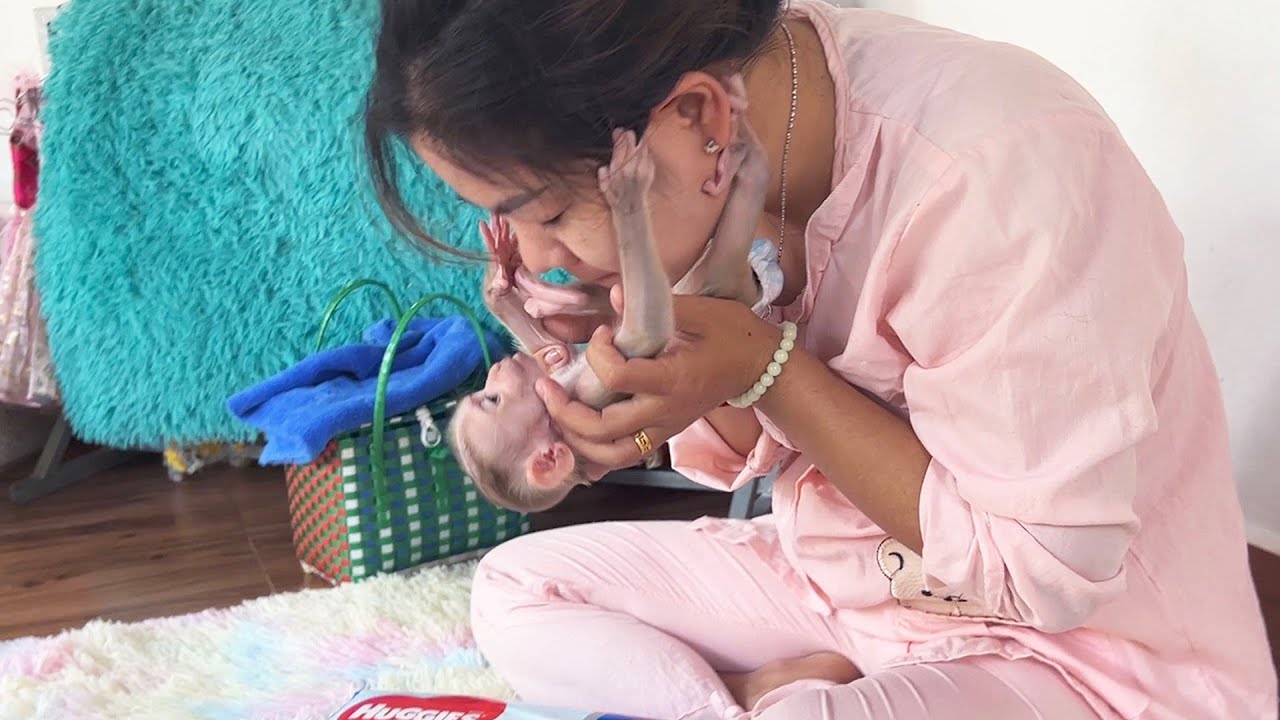 Sweet Mom TenderIy Huq & Kss Sweetie Joyee Before Napping