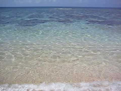 6畳ビーチの透明の海の色。静かな波の音。