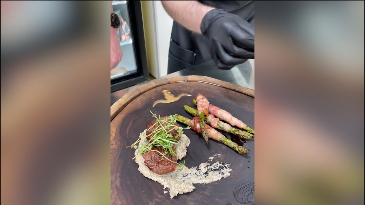 Рецепт приготування вирізки з дикого кабана з грибним соусом та спаржею