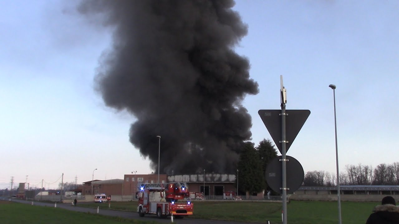MEGA INCENDIO CAPANNONE ARRIVO MEZZI VIGILI DEL FUOCO IN SIRENA (Turate)