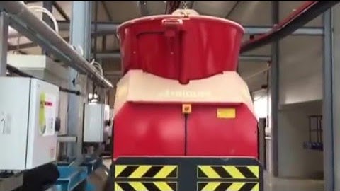 Voerrobot op Dairy Campus voert in troggen - automatisch voersysteem