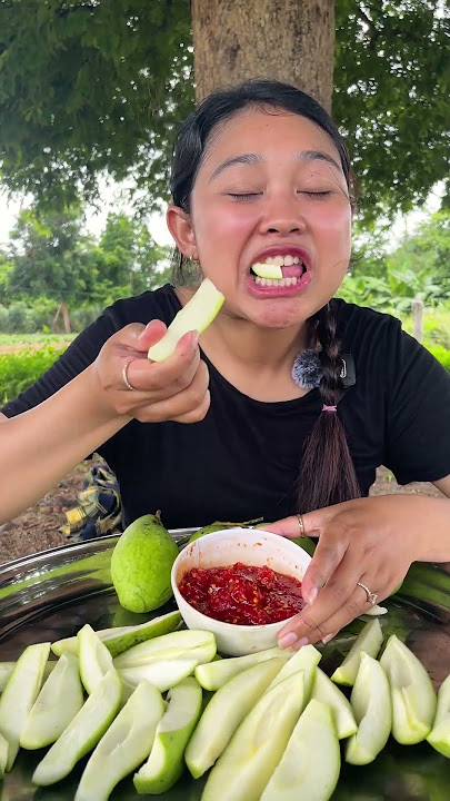 Download lagu Eating Sour Mango with spicy Salt #epiceating #tropicalfruit #food #epiceats #foodrecipes #eating