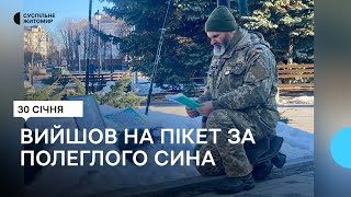 У Житомирі батько загиблого військового вийшов на пікет