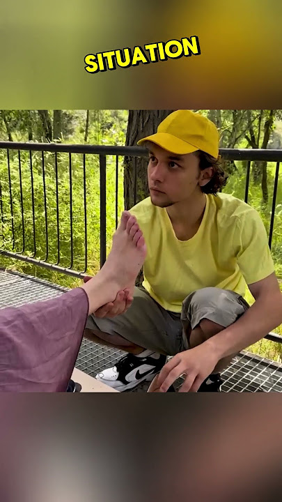 A girl sat at a roadside shoe polish stall. When he took off her shoes, 'HELP' was #kindness