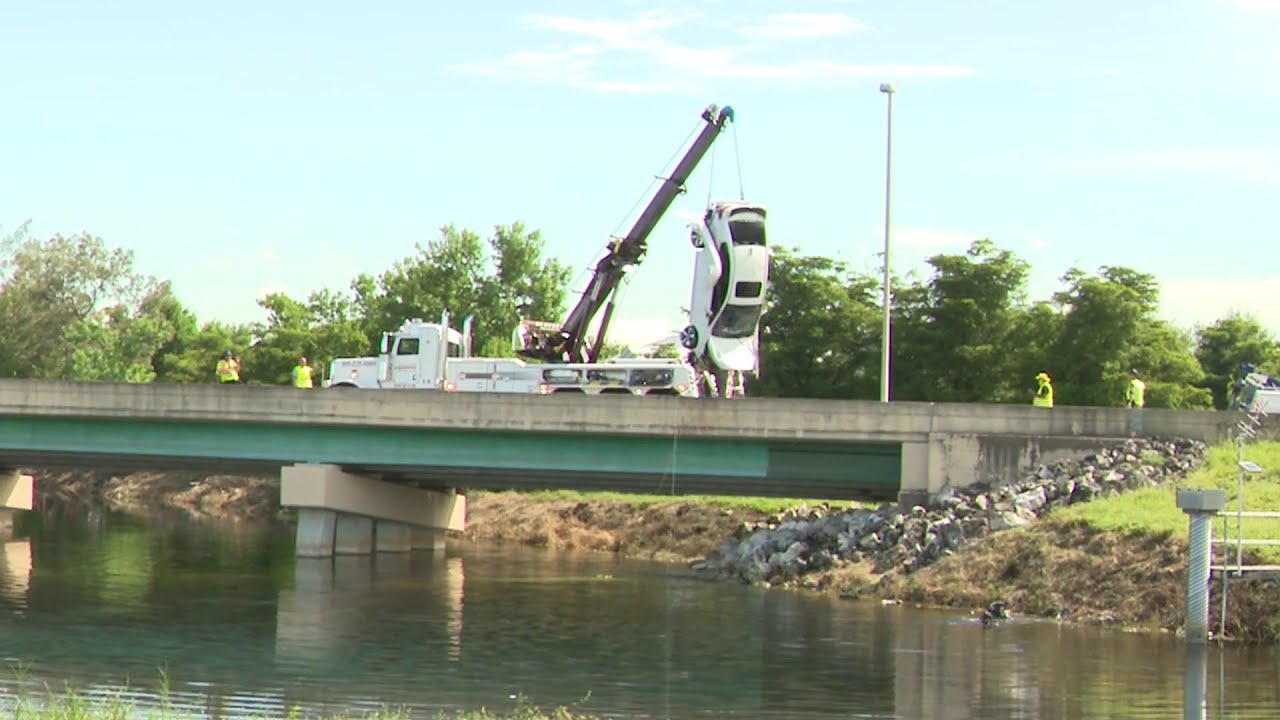 Man dies after car crashes into canal in Doral - YouTube
