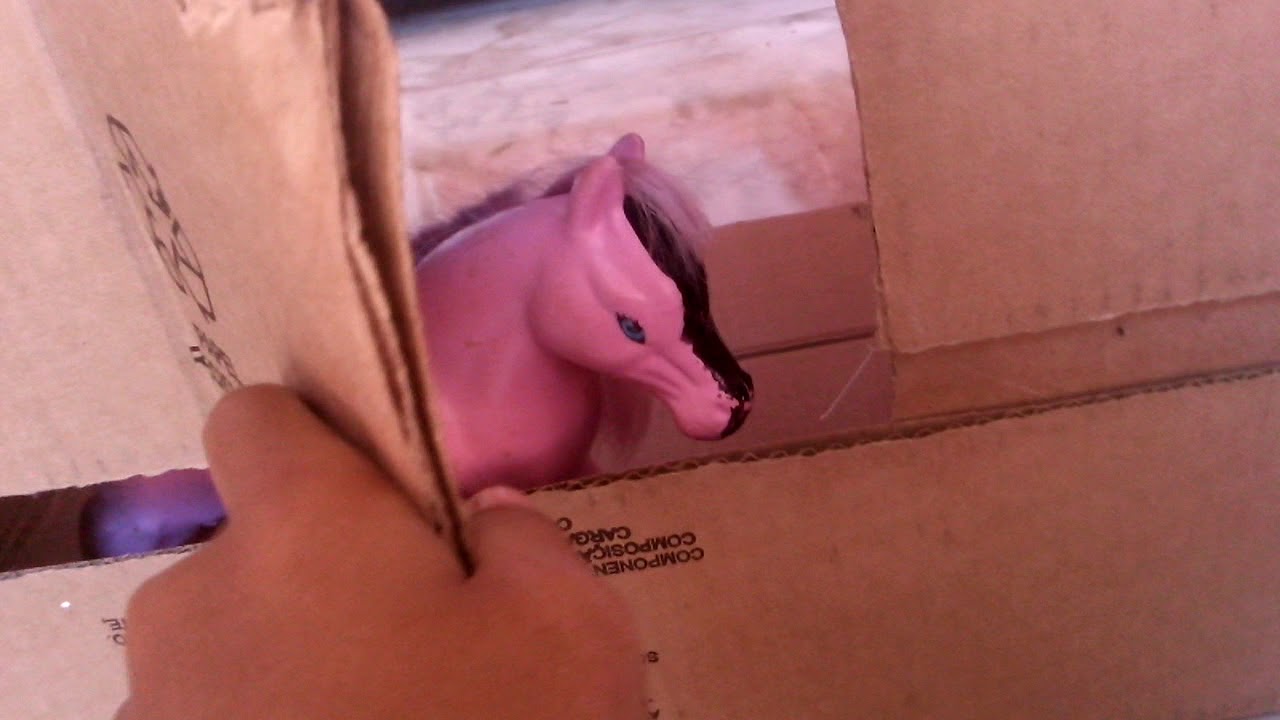 Como se faser uma baia para cavalos em miniatura com caixa de papelao🐎