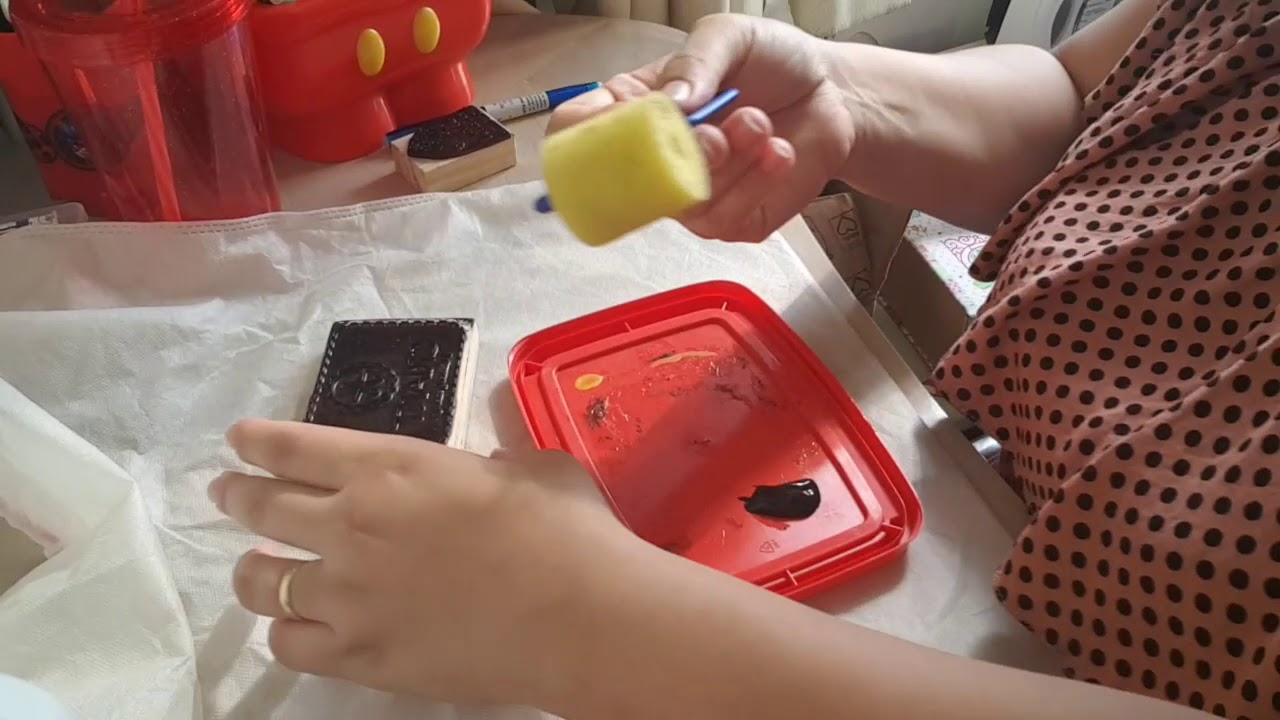 Testando carimbos em TNT e plástico.