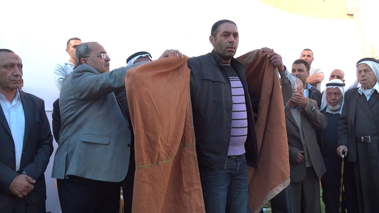 أل عبد الحليم يلبسون العباءة للسيد مؤنس عبد الحليم