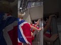 Aficionados Noruegos Hacen al Celebración Viral “Viking Row” en una Escalera Eléctrica
