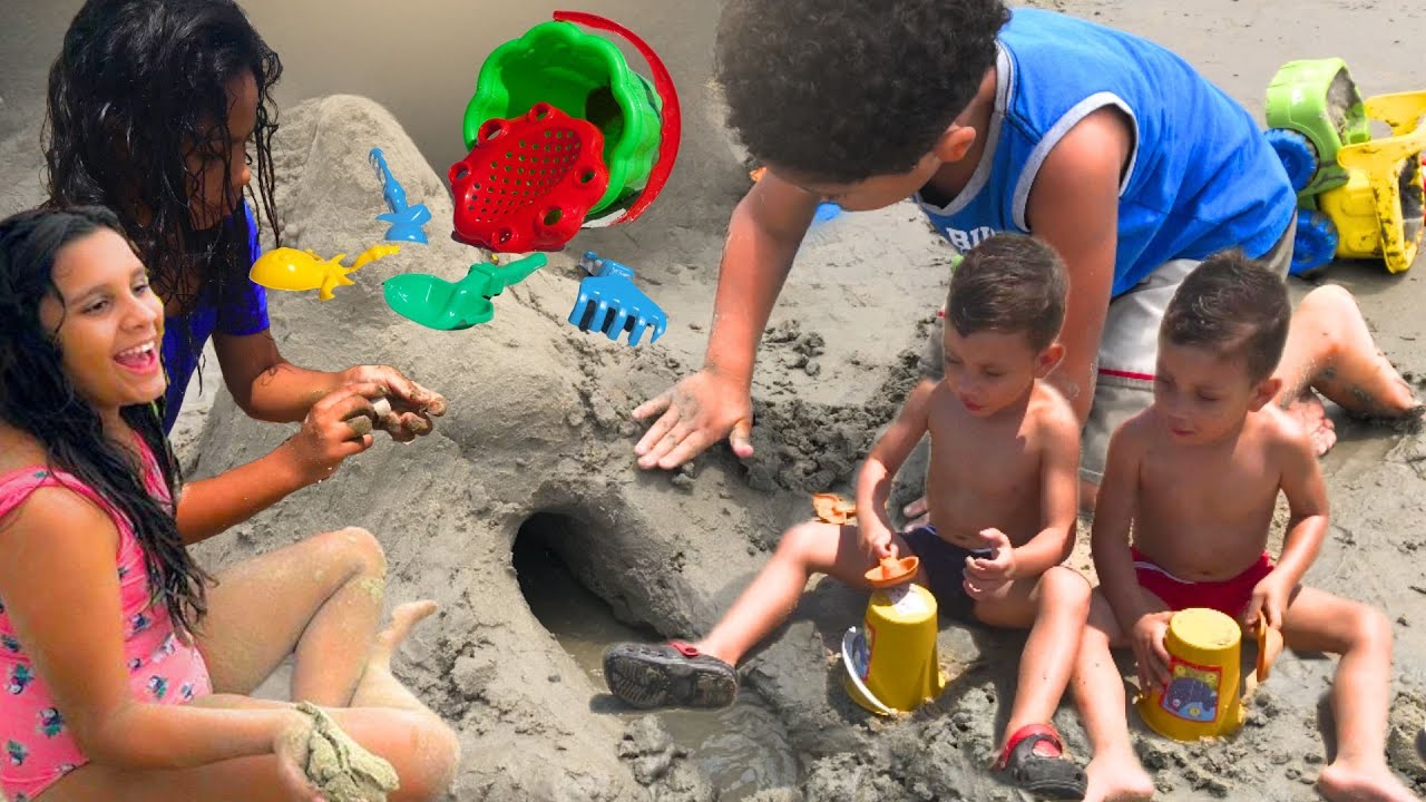 criança fazendo castelo de areia na praia - child making sandcastle on the beach