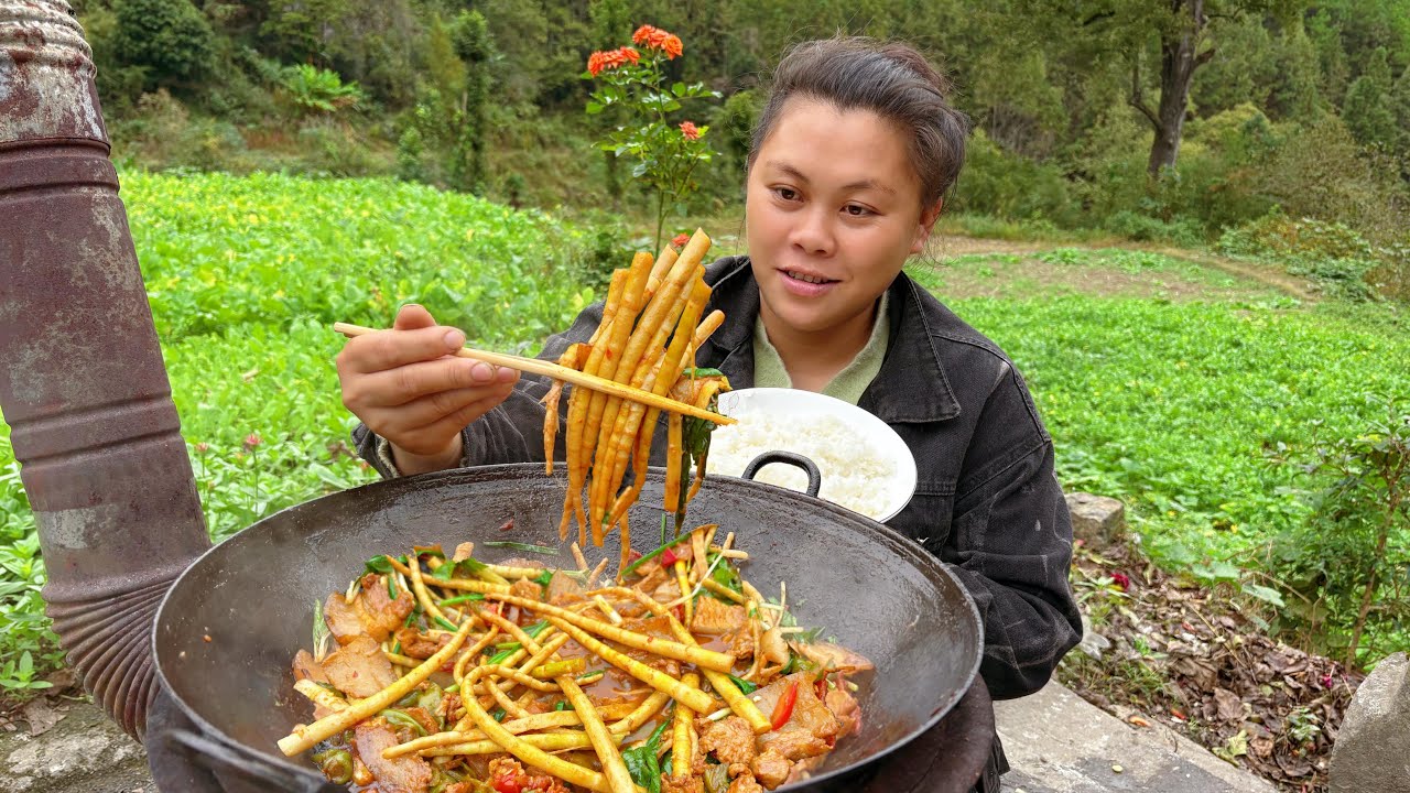 今天种了些豌豆，干完活简单做一锅竹笋炒肉 Eat delicious bamboo shoots and meat after farm work