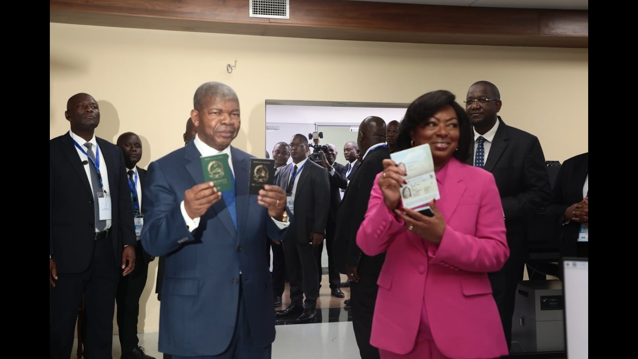 Casal presidencial trata passaporte electrónico no SME