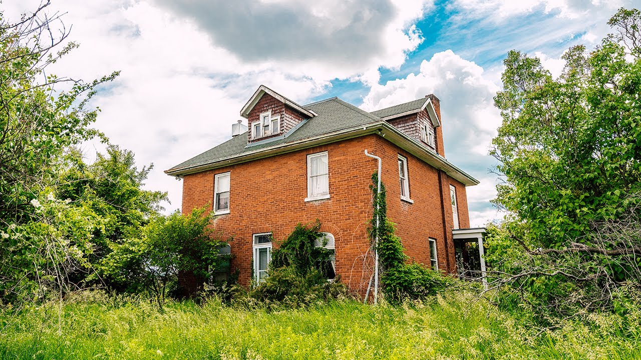 Abandoned 1900's Farmhouse on the Hill with Beautiful Woodwork (Forgotten Home Ontario Ep.64)
