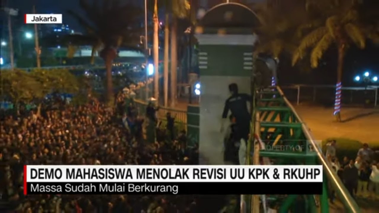 Demo Mahasiswa di Gedung DPR, Massa Jebol Pagar