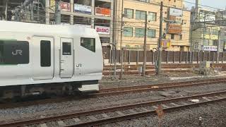 E257系5000番台ｵｵOM92編成〔9両〕が修学旅行列車として大宮駅4番線を発車するシーン〔2025年10月8日に撮影〕