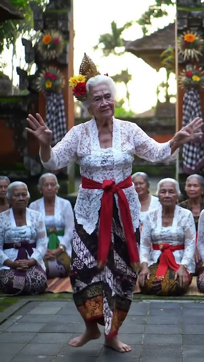 Nenek bule menari dengan luwes #balinese_hinduism #tariandaerah #jogedbuleleng