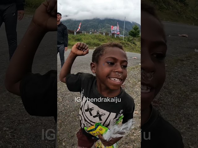 keseruan bersama anak-anak di pedalaman papua class=