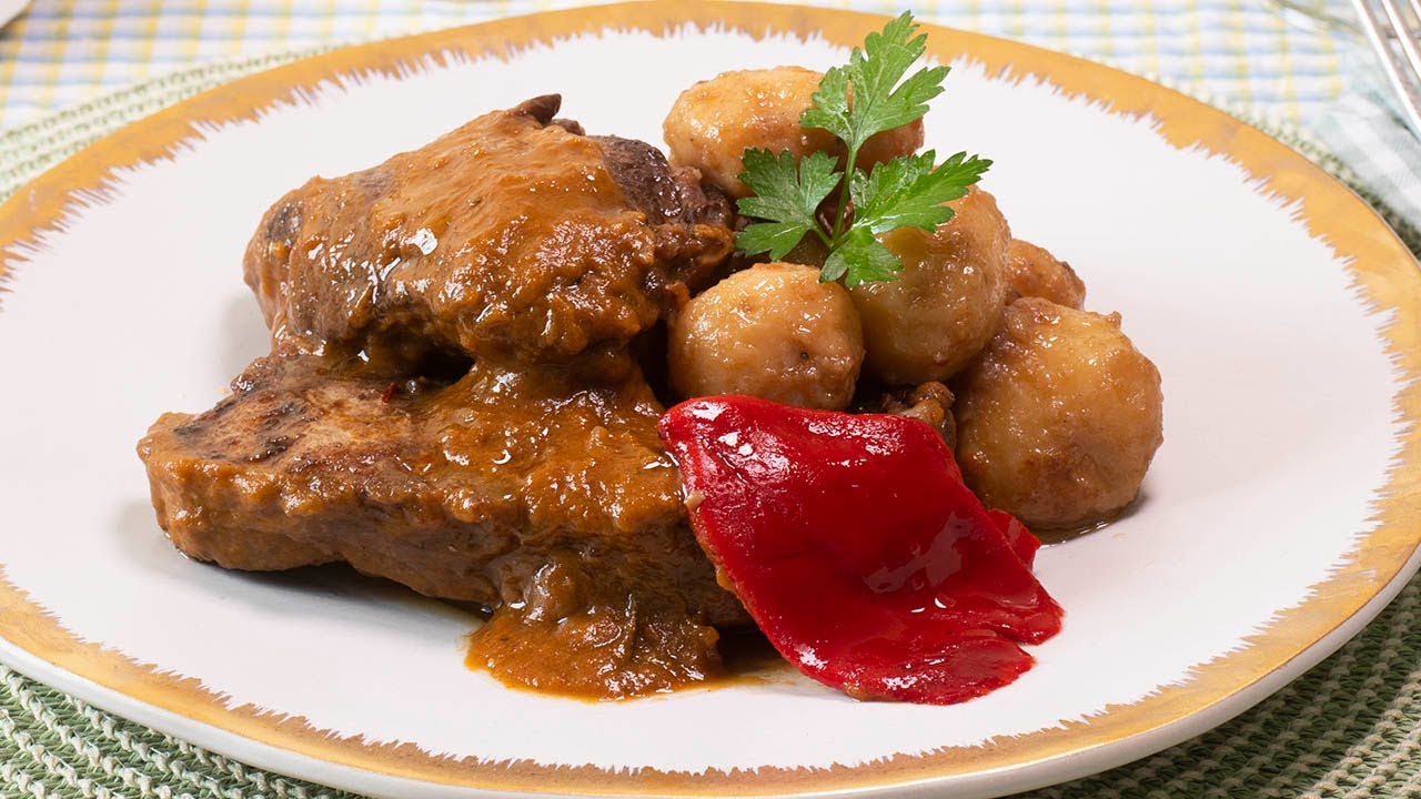 Caldo oscuro de carne o fondo oscuro de ternera, una receta básica que no  puede faltar en tu recetario