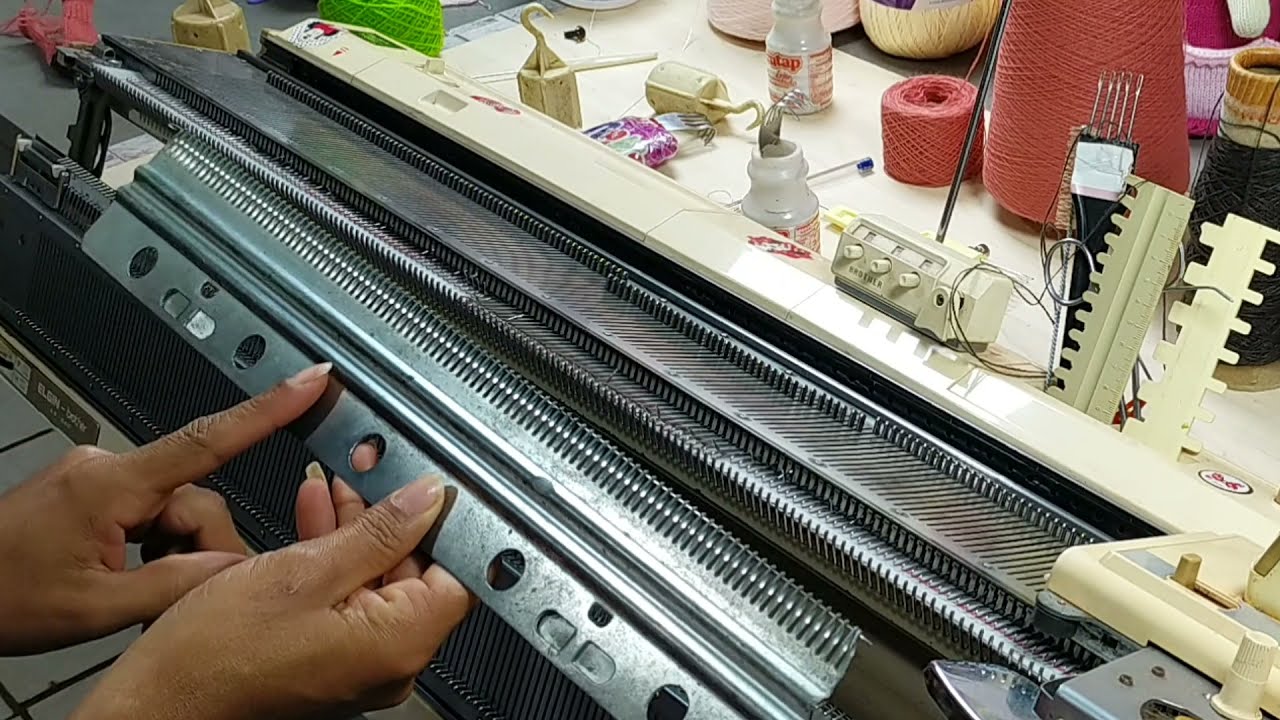 Como eu coloco a barra de montagem ,pente de arame  da frontura na máquina 🙄🤔☺️☺️.