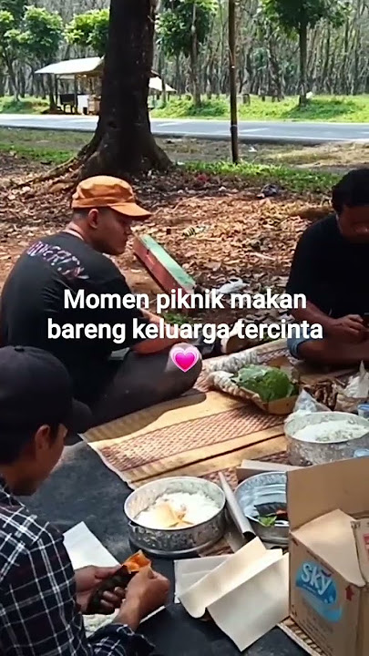 momen piknik makan bareng keluarga💗