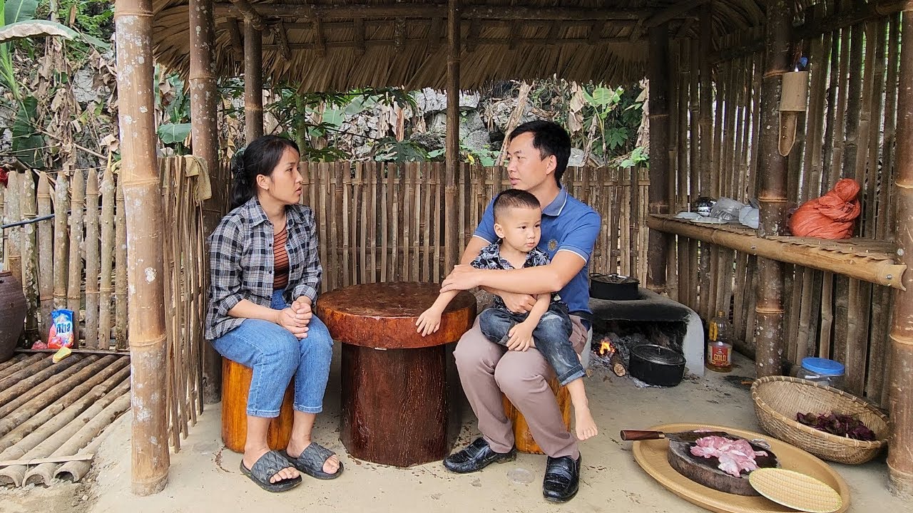 The single mother selling black beans at the market was happy when her neighbor came to visit.