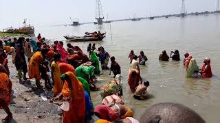एक ऐसा शहर जहा के लोग ऐसे नहाते है #ganga river#
