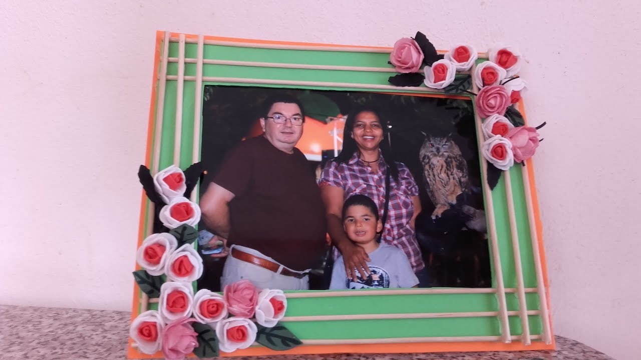 PORTA RETRATO DECORADO COM PALITOS DE CHURRASCO E FLORES DE EVA