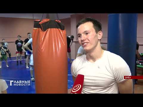 Серебряную медаль с Всероссийского турнира по тайскому боксу привез болховчанин Аким Матвеев.