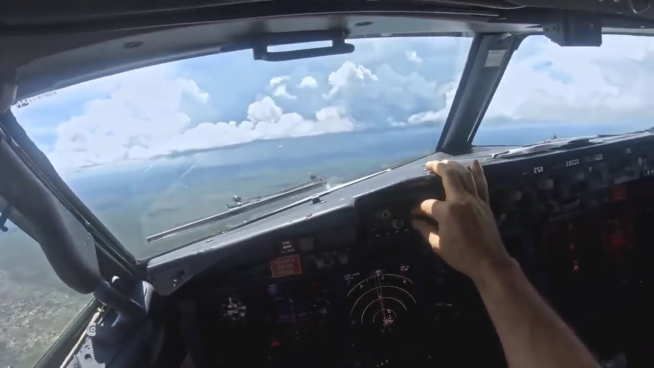 Вы капитан рейса из Канкуна в Мехико на Боинге 737 NG.