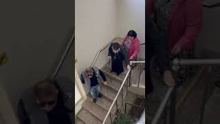 Владыка Виктор спускается по лестнице после суда и оглашения приговора